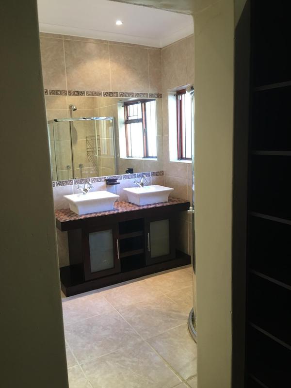 To Let 3 Bedroom Property for Rent in Uitzicht Western Cape